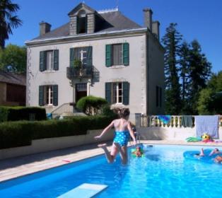 Dog friendly British owned bed and breakfast with pool near Auch and Marciac France