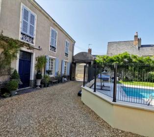 Stylish townhouse B&B near Le Mans and Angers