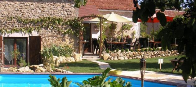 B&B with swimming pool near Loire Valley chateaux and vineyards
